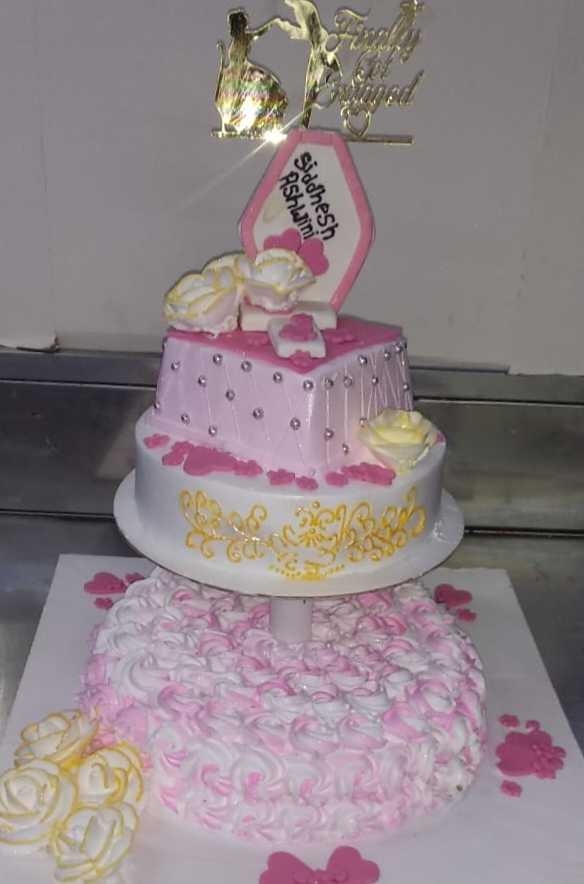 Premium RED N White Velvet Cake